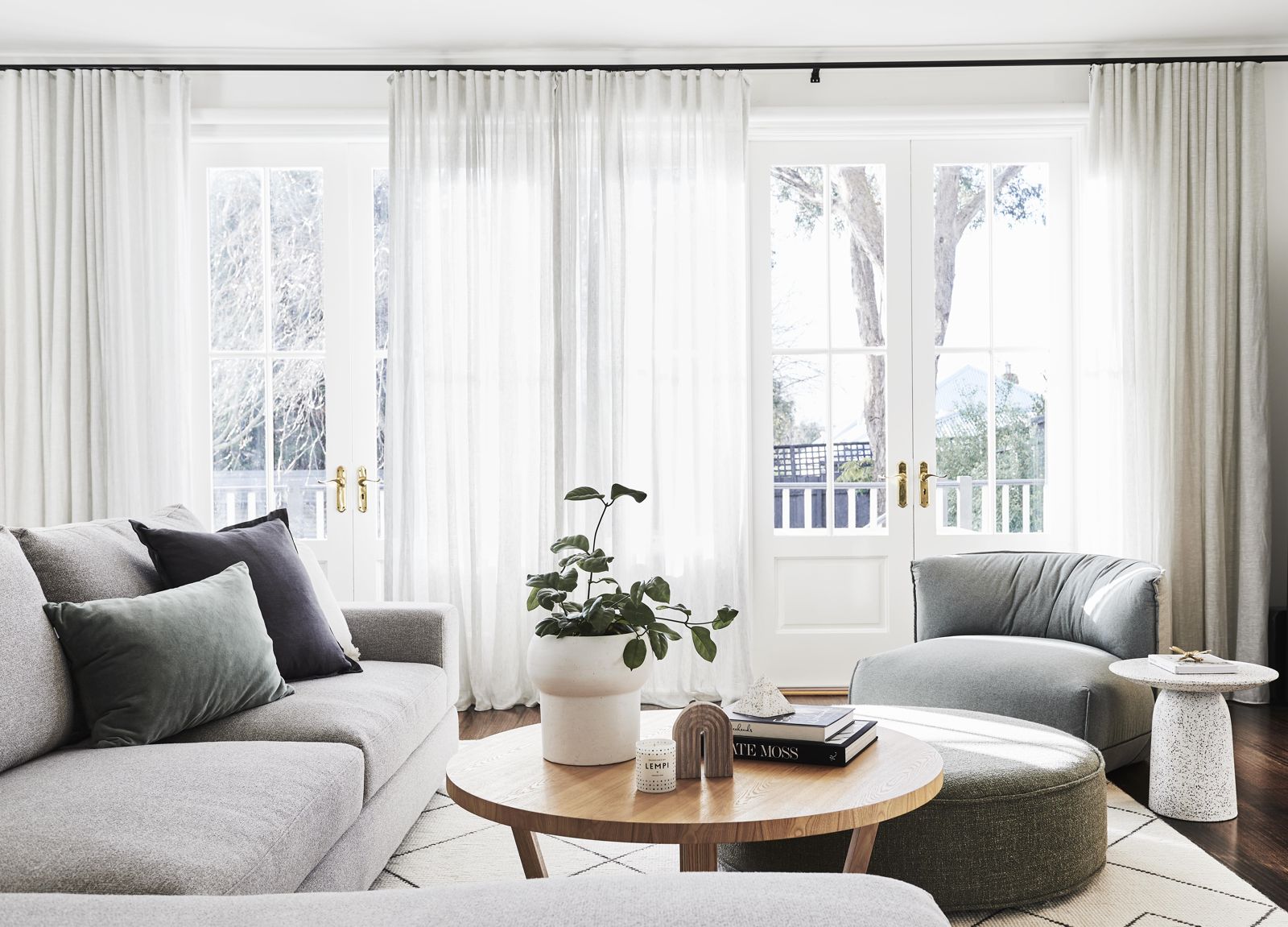 Traditional Window Furnishings for Period Homes: Curtains, Drapery & Decorative Rods