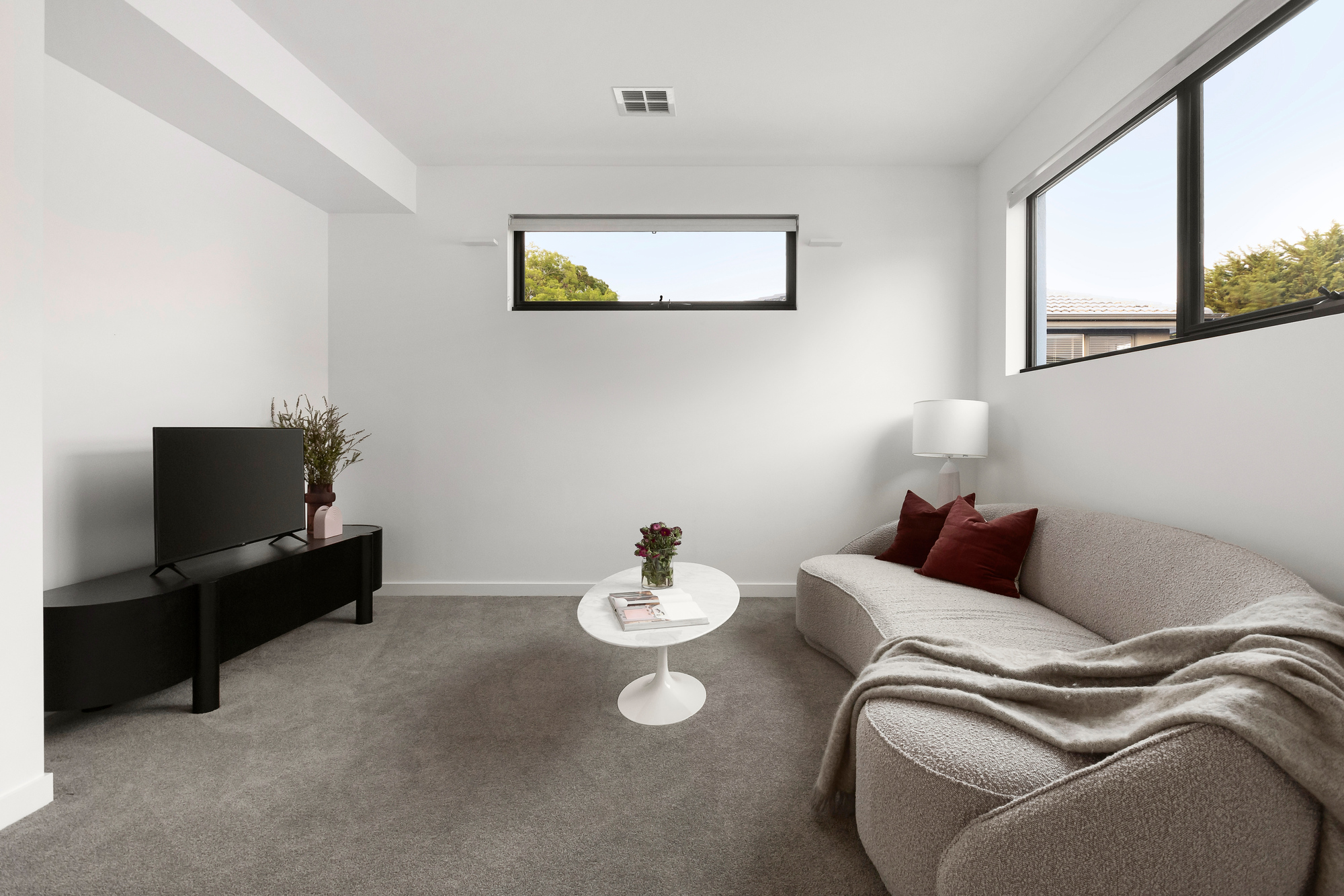 Glen Iris — bedroom with wrapped base rail roller blind detail